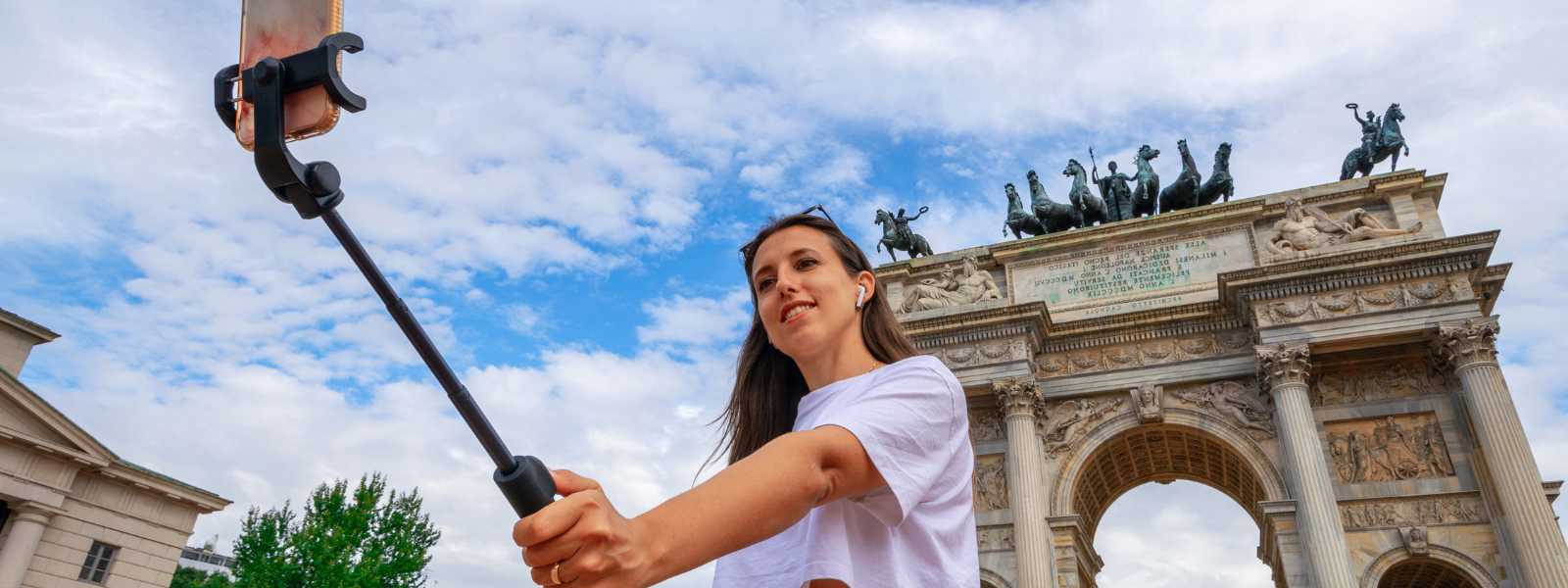 Selfie girl in Plaza Duomo